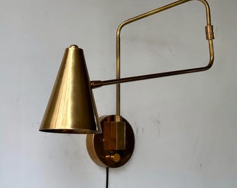 Kinkiet ścienny z mosiężnym ramieniem z lat 50. XX wieku | Regulowana lampa w stylu Mid-Century Modern