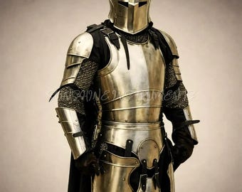 Noszony średniowieczny rycerz Barbuta w pełnej zbroi – uprząż krzyżowca – stalowy kostium na LARP, cosplay i Halloween