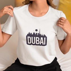 Dubai skyline t-shirt – Modern silhouette of the UAE city, unisex travel shirt