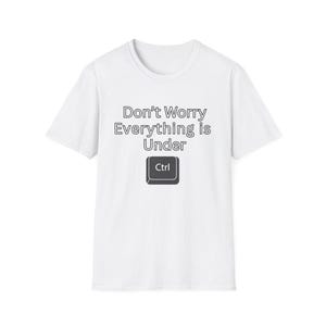 Könnte beinhalten: Weißes T-Shirt mit dem Text "Don't Worry Everything is Under Ctrl" in Schwarz. Das Design beinhaltet eine Ctrl-Taste-Grafik. Dies ist ein Freizeitkleidungsstück.
