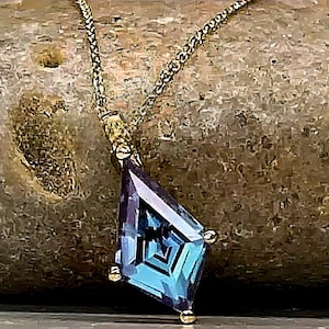 Colgante de alejandrita de oro de 14 quilates con corte de cometa para compromiso, boda o aniversario. Juego de colgante nupcial con corte de cometa que cambia de color, regalo de Navidad.
