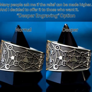 Puede incluir: Dos anillos de plata con un dise&ntilde;o geom&eacute;trico. El anillo de la izquierda tiene una profundidad de grabado normal, mientras que el anillo de la derecha tiene una profundidad de grabado m&aacute;s profunda. "Opci&oacute;n de Grabado M&aacute;s Profundo". Normal. M&aacute;s profundo.