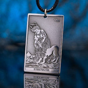 Colgante de la carta del Tarot de los Arcanos Mayores de la Fuerza / Accesorios Ocultos / Maestría Mística / Amuleto de la Cábala Talismán Mágico Oculto