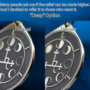 Puede incluir: Dos colgantes de metal de color plateado con fondo negro y letras en relieve. El colgante de la izquierda est&aacute; etiquetado como "Normal" y el colgante de la derecha est&aacute; etiquetado como "Deeper". Ambos colgantes presentan un dise&ntilde;o circular con una cruz y otros s&iacute;mbolos.