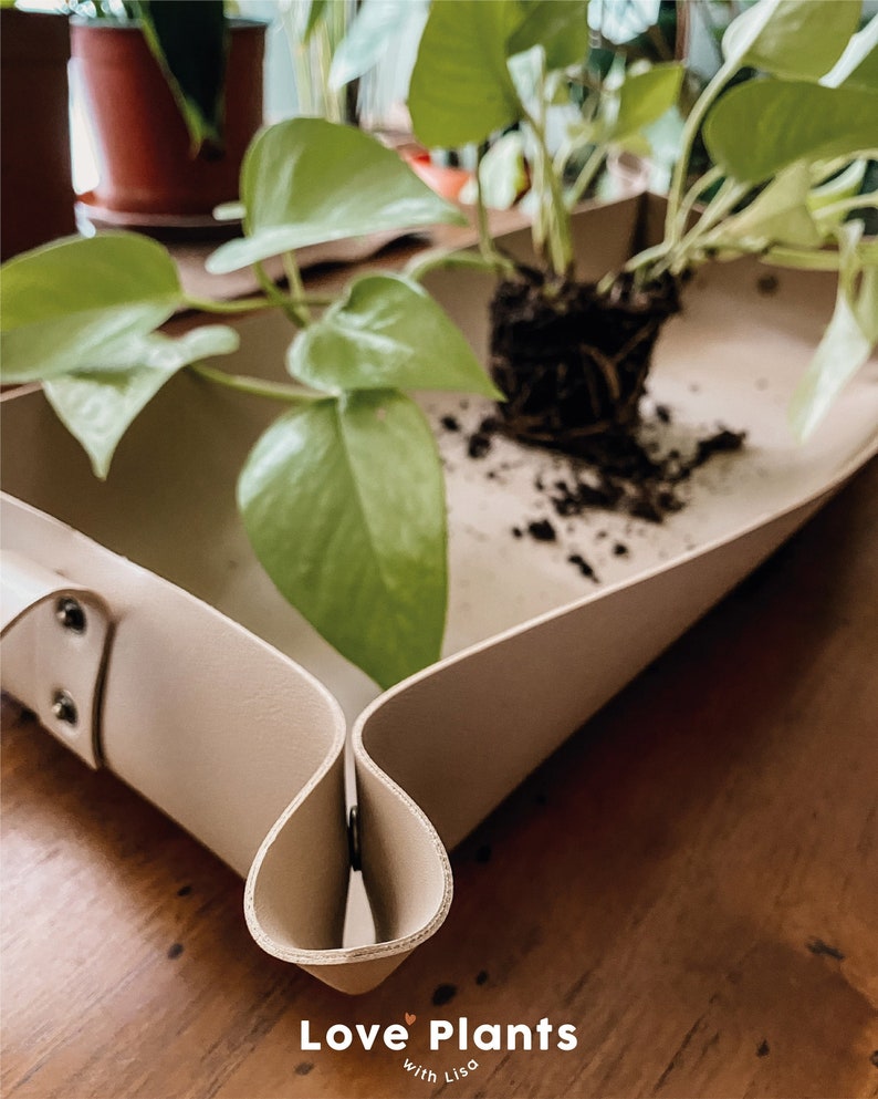 Handgefertigte Kunstledermatte zum Umtopfen von Pflanzen Bild 1