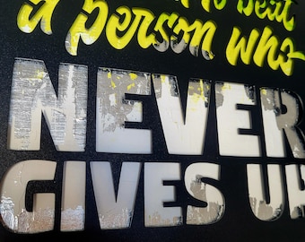 3 mm frezowany kaptur z aluminium, technika szpachli akrylowej, folia srebrna „trudno pokonać osobę, która nigdy się nie poddaje”, motywujące powiedzenie