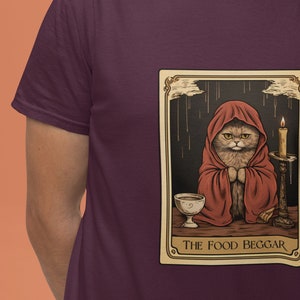 Divertente maglietta per gatti con carte dei tarocchi / Umorismo meme sui gatti / Maglietta sarcastica unisex / Regalo per gli amanti dei gatti / Camicia grafica per gli amanti dei gatti dei tarocchi vintage