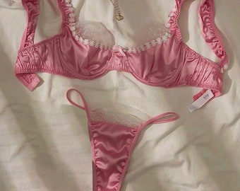 Lolita Romanze: Satin Delight in puderrosa Dessous