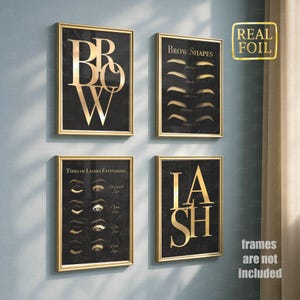 Könnte beinhalten: Vier gerahmte Kunstdrucke mit goldfarbenen Buchstaben und Akzenten. Die Drucke zeigen die Wörter „BROW“ und „LASH“ sowie Diagramme von Augenbrauenformen und Wimpernverlängerungen. Die Rahmen sind goldfarben und der Hintergrund ist schwarz. Der Text „REAL FOIL“ befindet sich in einem goldenen Quadrat.