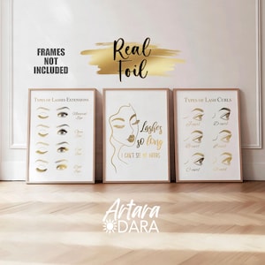 Könnte beinhalten: Drei gerahmte Kunstdrucke mit Goldfolienakzenten. Die Drucke zeigen Wimpernverlängerungs- und Lockendiagramme sowie eine goldene Strichzeichnung eines Gesichts mit dem Text "Lashes so long I can't see my haters." Der Markenname "Artara Dara" steht unten.