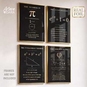 Peut inclure: Un ensemble de quatre affiches murales rectangulaires présentant des concepts mathématiques en feuille d'or sur fond noir. Les affiches affichent le nombre Pi, l'identité d'Euler, le théorème de Pythagore et le nombre d'or avec leurs formules, définitions et diagrammes géométriques respectifs.