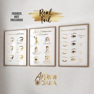 Könnte beinhalten: Drei gerahmte Kunstdrucke mit Goldfolientext und Illustrationen über Wimpernverlängerungen. Die Drucke tragen die Titel "Arten von Wimpern-Curls", "Wimpernverlängerung Nachsorge" und "Arten von Wimpernverlängerungen". Unten rechts befindet sich das Logo "Ariara Dara".