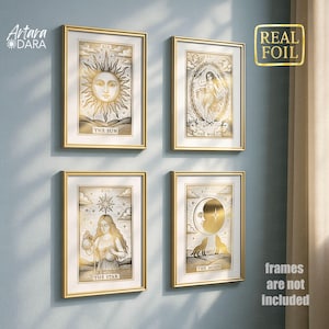 K&ouml;nnte beinhalten: Vier gerahmte Tarotkarten-Drucke mit Goldfolienakzenten. Die Karten zeigen Die Sonne, Die Welt, Der Stern und Der Mond. Die Rahmen sind goldfarben, und der Hintergrund ist hell. Der Text "REAL FOIL" befindet sich in einer goldenen Box. Der Text "frames are not included" ist ebenfalls sichtbar.