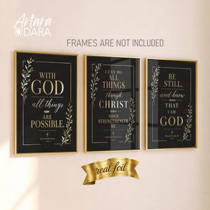 Może przedstawiać: Trzy prostokątne wydruki ścienne z czarnym tłem i złotymi napisami z folii. Wydruki zawierają teksty religijne, w tym With God all things are possible, I can do all things through Christ oraz Be still and know that I am God.