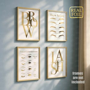Könnte beinhalten: Vier gerahmte Kunstdrucke mit goldfarbenen Folienbuchstaben und Akzenten. Die Drucke zeigen die Wörter "BROW" und "LASH" sowie Diagramme von Augenbrauenformen und Wimpernverlängerungen. Die Rahmen sind goldfarben und der Hintergrund ist weiß.