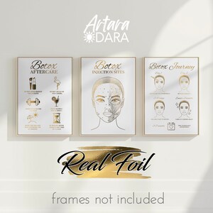 Könnte beinhalten: Drei gerahmte Kunstdrucke mit Goldfolientext und Illustrationen zu Botox-Behandlungen. Die Drucke enthalten Informationen zu Nachsorge, Injektionsstellen und dem Botox-Verlauf. Der Text "Real Foil" wird ebenfalls angezeigt.
