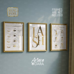 Könnte beinhalten: Drei gerahmte Kunstdrucke mit Goldfolienakzenten. Die Drucke zeigen Text und Illustrationen zu Wimpernverlängerungen und Pflege. Die Rahmen sind goldfarben, vor einem hellblauen Hintergrund.