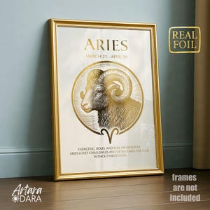 Peut inclure: Impression d'art encadrée dorée du signe du zodiaque Bélier. L'impression présente une illustration dorée d'un bélier, le symbole du Bélier, et le texte "ARIES 21 MARS - 19 AVRIL". Le texte "ÉNERGIQUE, AUDACIEUX ET PLEIN D'INITIATIVE" est également inclus.