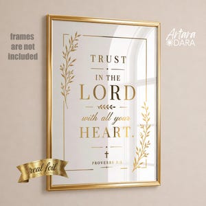 Könnte beinhalten: Ein vertikaler Wandkunstdruck mit goldfarbenem Folientext, der Trust in the Lord with all your heart. Proverbs 3:5 lautet. Das Design enthält einen dünnen goldenen rechteckigen Rahmen mit zarten Blattillustrationen. Rahmen sind nicht enthalten.