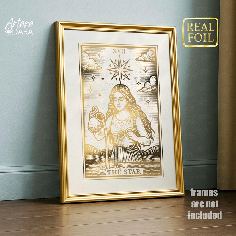 K&ouml;nnte beinhalten: Ein gerahmter Goldfoliendruck der Tarotkarte "Der Stern". Das Kunstwerk zeigt eine Frau, die Wasser aus zwei Urnen gie&szlig;t, mit Sternen und Wolken im Hintergrund. Der Rahmen ist goldfarben, und der Text "REAL FOIL" ist sichtbar.
