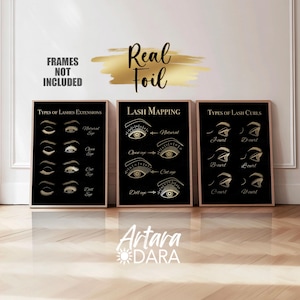 Könnte beinhalten: Drei gerahmte schwarze und goldfarbene Drucke mit Wimpernverlängerungen, Wimpernmapping und Wimperncurl-Typen. Die Drucke zeigen Diagramme und Text. Der Text "Real Foil" befindet sich oben.