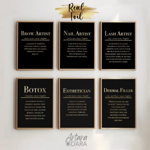 Può includere: Sei stampe incorniciate nere con testo dorato su sfondo bianco. Ogni stampa presenta un diverso trattamento di bellezza, tra cui artista delle sopracciglia, artista delle unghie, artista delle ciglia, botox, estetista e filler dermico. Le stampe sono intitolate con il nome del trattamento e una definizione del trattamento.