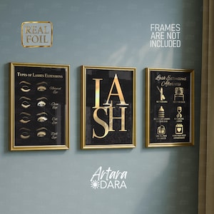 Könnte beinhalten: Drei gerahmte Kunstdrucke mit goldfarbenen Folienbuchstaben und Akzenten. Die Drucke sind schwarz und goldfarben, mit dem Text "LASH", "Types of Lashes Extensions" und "Lash Extensions Aftercare". Die Rahmen sind goldfarben und der Hintergrund ist hellblau.