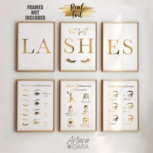 Könnte beinhalten: Sechs gerahmte Wandkunstdrucke mit goldfarbenen Buchstaben und Illustrationen. Die obere Reihe schreibt "LASHES". Die untere Reihe enthält Diagramme von Wimpernverlängerungen, Pflegehinweisen und Wimperncurls. Der Text "FRAMES NOT INCLUDED" befindet sich oben links.