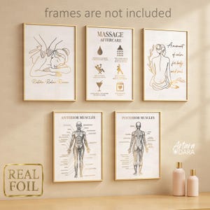 Op de afbeelding: Een verzameling ingelijste kunstprints met gouden frames. De prints tonen lijntekeningen en tekst over massage, anatomie en ontspanning. De tekst bevat "Restore, Relax, Renew", "Massage Aftercare" en "A moment of calm for body and soul".