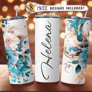 Peut inclure: Trois gobelets en acier inoxydable blancs avec des motifs floraux et une paille. Les motifs présentent des fleurs et des feuilles turquoise et dorées. Un gobelet porte le nom "Helena" en écriture noire. Le texte "8 FREE DESIGNS INCLUDED!" est inclus.