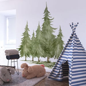 Könnte beinhalten: Ein Wandaufkleber mit einer Aquarellillustration eines dichten Waldes aus grünen Kiefern. Das Design zeigt mehrere immergrüne Bäume mit unterschiedlichen Höhen und Grüntönen vor einem weißen Hintergrund, die eine Waldszene bilden.