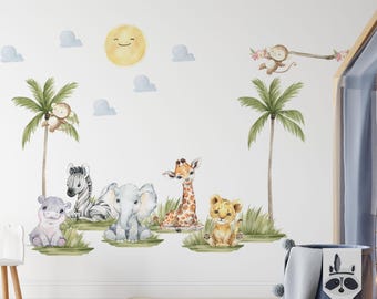 Könnte beinhalten: Ein Set aus Aquarell-Wandaufklebern mit einer lächelnden gelben Sonne, hellblauen Wolken, zwei Palmen mit Affen sowie einer Gruppe von Tieren, darunter ein Flusspferd, ein Zebra, ein Elefant, eine Giraffe und ein Löwenjunges im grünen Gras.
