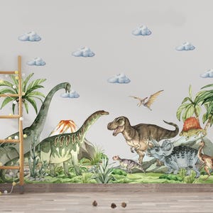 Könnte beinhalten: Ein Wandaufkleber-Set mit Aquarellillustrationen verschiedener Dinosaurier, darunter ein langhalsiger Sauropode, ein Tyrannosaurus Rex, ein Triceratops und ein Pterodaktylus, umgeben von grünen Palmen, einem Vulkan und hellblauen Wolken.