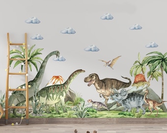 Op de afbeelding: Een muursticker-set met aquarelillustraties van diverse dinosaurussen, waaronder een langnekkige sauropode, een Tyrannosaurus rex, een triceratops en een pterodactyl, omringd door groene palmbomen, een vulkaan en lichtblauwe wolken.