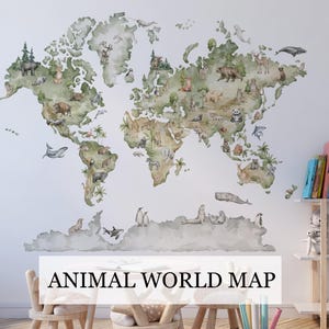 Puede incluir: Un gran adhesivo de pared que muestra un mapa mundial en tonos verdes y marrones, decorado con ilustraciones en acuarela de diversos animales y vida marina situados en los continentes y océanos, con el texto ANIMAL WORLD MAP abajo.