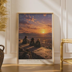 Könnte beinhalten: Ein vertikaler, rechteckiger Wandkunstdruck, der eine Sonnenuntergangslandschaft mit drei Figuren zeigt, die auf einer Steinmauer sitzen und auf eine Stadt und ferne Berge blicken. Der Druck enthält den Text "SUNSET ON THE WALL" und japanische Schriftzeichen.