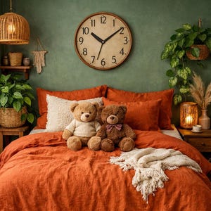 Puede incluir: Un juego de tres tazas de cerámica con un acabado mate moteado. Las tazas son en tonos crema, gris claro y gris oscuro. Cada taza tiene un diseño simple y minimalista, ideal para café o té.