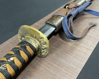 Katana japonesa auténtica con hoja de acero T10 quemada en arcilla y saya blanca