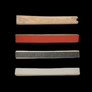 Op de afbeelding: Vier verschillende soorten trim voor meubels of ambachten. De trim is in verschillende kleuren en texturen, waaronder hout, rood, zwart en grijs.