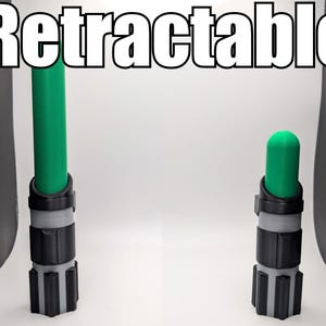 K&ouml;nnte beinhalten: Zwei gr&uuml;ne und schwarze einziehbare Lichtschwerter. Der Text "Retractable" wird in wei&szlig;en Buchstaben oben im Bild angezeigt. Ein Lichtschwert ist vollst&auml;ndig ausgefahren, w&auml;hrend das andere eingefahren ist. Die Lichtschwerter haben eine gr&uuml;ne Klinge und einen schwarz-grauen Griff.