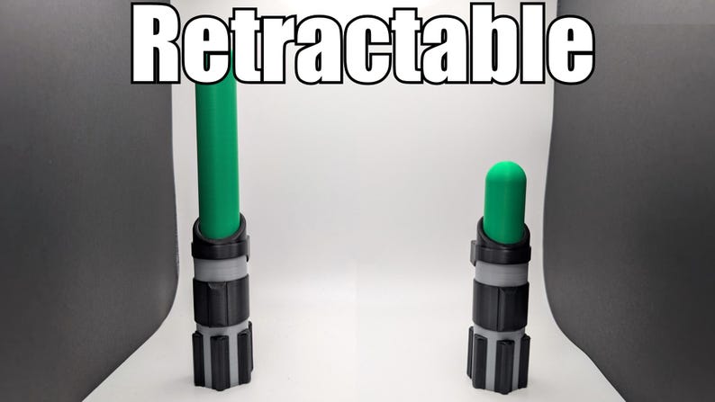 K&ouml;nnte beinhalten: Zwei gr&uuml;ne und schwarze einziehbare Lichtschwerter. Der Text "Retractable" wird in wei&szlig;en Buchstaben oben im Bild angezeigt. Ein Lichtschwert ist vollst&auml;ndig ausgefahren, w&auml;hrend das andere eingefahren ist. Die Lichtschwerter haben eine gr&uuml;ne Klinge und einen schwarz-grauen Griff.