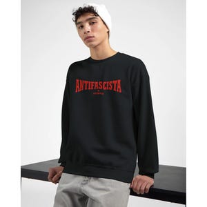 Klassischer Unisex Pullover mit Rundhalsausschnitt | Gildan® 18000 | Antifascista Siempre Design