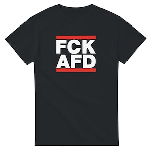 Może przedstawiać: Czarny t-shirt z białym napisem "FCK AFD" w czerwonej ramce. Koszulka ma klasyczny okrągły dekolt i jest odpowiednia do noszenia na co dzień.