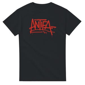 Könnte beinhalten: Schwarzes T-Shirt mit einem roten Graffiti-artigen Grafik, das "ANTIFA-161" sagt.