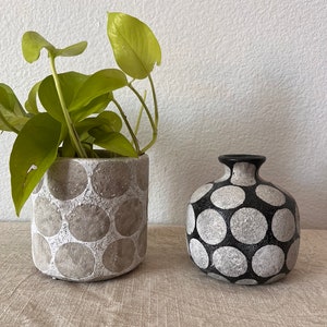 Terrakotta Übertopf oder Vase mit Wachsrelief Punkte. Übertopf kommt in Natur und Weiß und ist 4 3/4 R x 4 3/4 H. Vase ist schwarz und Natur 10 Bild 1