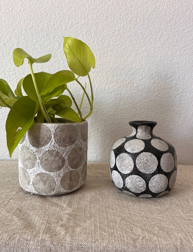 Terrakotta Übertopf oder Vase mit Wachsrelief Punkte. Übertopf kommt in Natur und Weiß und ist 4 3/4 R x 4 3/4 H. Vase ist schwarz und Natur 10 Bild 1