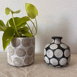 Terrakotta Übertopf oder Vase mit Wachsrelief Punkte. Übertopf kommt in Natur und Weiß und ist 4 3/4 R x 4 3/4 H. Vase ist schwarz und Natur 10 Bild 2