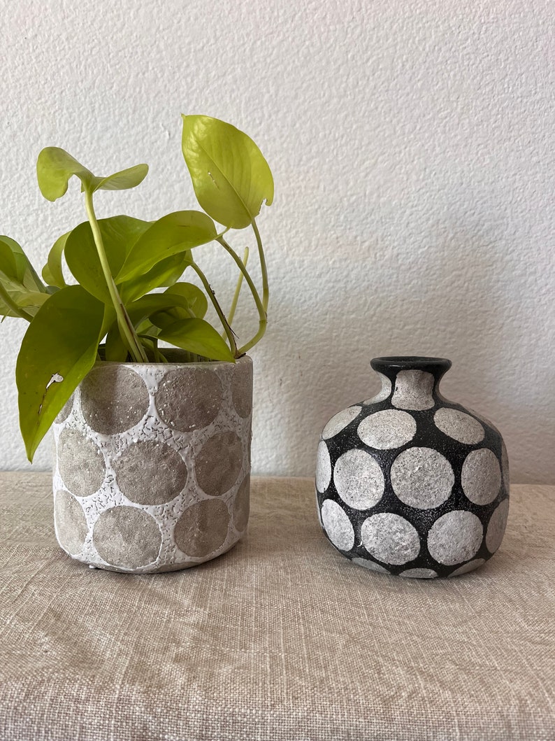 Terrakotta Übertopf oder Vase mit Wachsrelief Punkte. Übertopf kommt in Natur und Weiß und ist 4 3/4 R x 4 3/4 H. Vase ist schwarz und Natur 10 Bild 2
