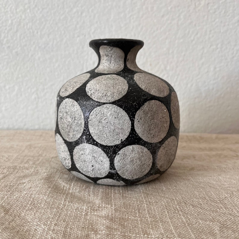 Terrakotta Übertopf oder Vase mit Wachsrelief Punkte. Übertopf kommt in Natur und Weiß und ist 4 3/4 R x 4 3/4 H. Vase ist schwarz und Natur 10 vase