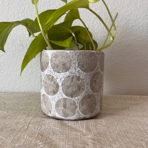 Terrakotta Übertopf oder Vase mit Wachsrelief Punkte. Übertopf kommt in Natur und Weiß und ist 4 3/4 R x 4 3/4 H. Vase ist schwarz und Natur 10 Planter